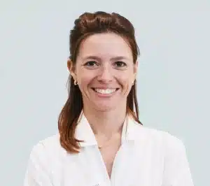 Dr Julie Blot : ophtalmologue spécialisée en sécheresse oculaire, chirurgie réfractive, chirurgie de la cataracte, contactologie médicale, prise en charge du kératocône et greffe de cornée